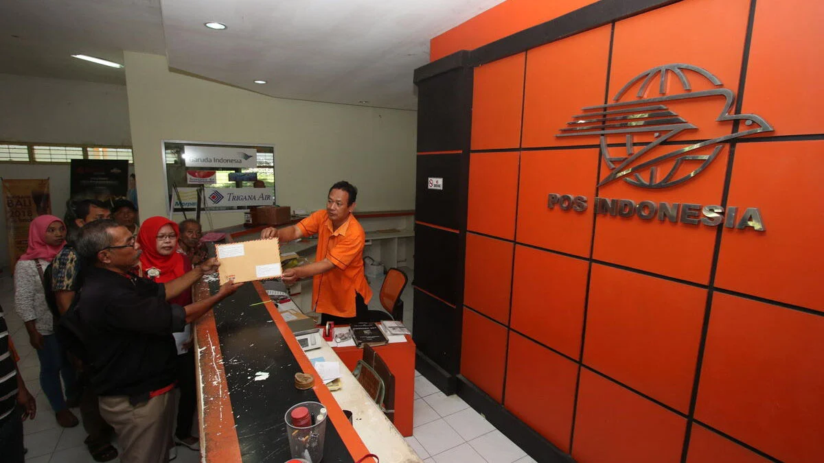Pengiriman surat menggunakan kantor pos harus disertai perangko. (foto/istimewa)