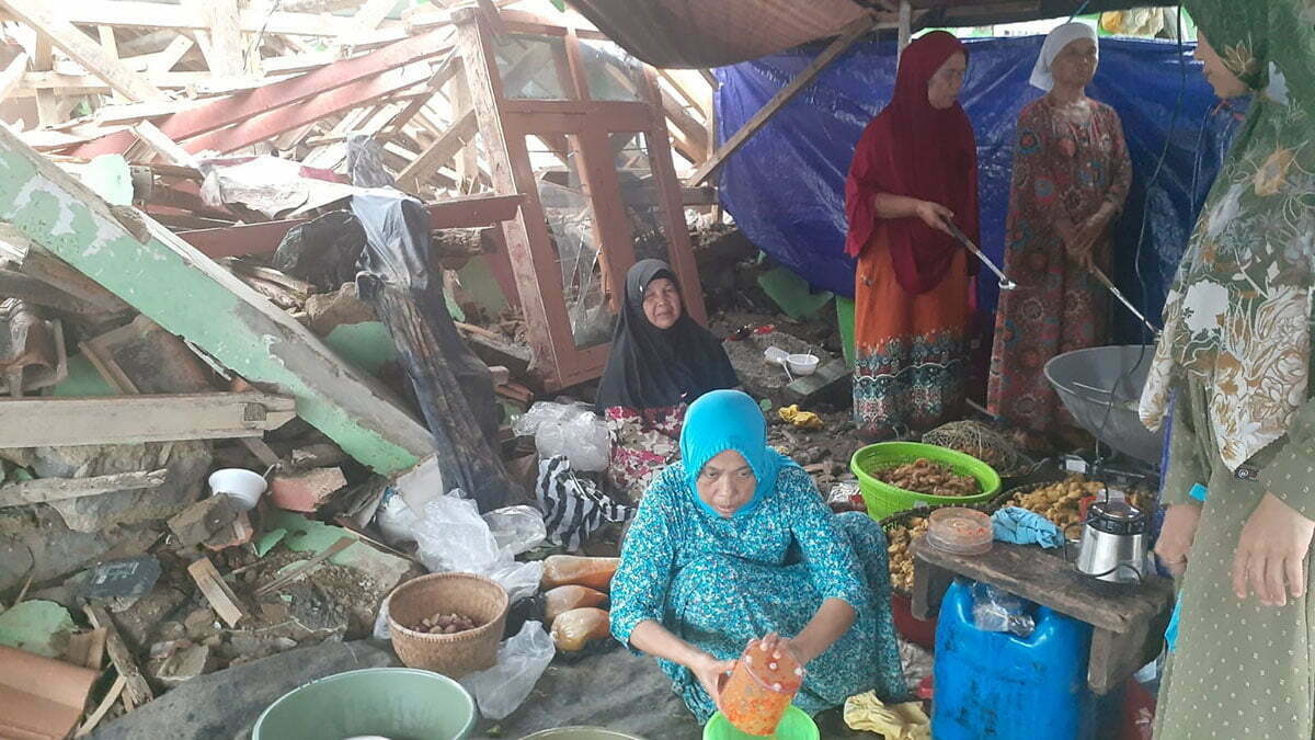 Dapur umum yang dikelola oleh korban gempa Cianjur (foto/istimewa)