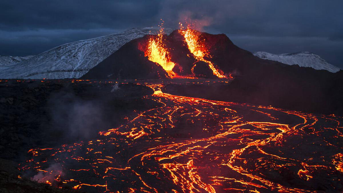 Gunung berapi aktif dapat memancarkan magma ke muka bumi (ft/istimewa)