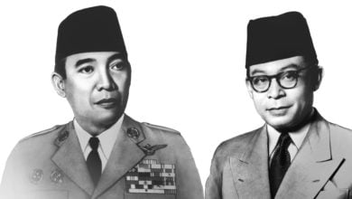 Ir. Sukarno dan Mohammad Hatta Menandatangani Teks Proklamasi