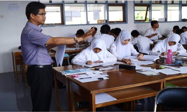 pada teori humanistik guru diharapkan tidak hanya melakukan kajian bagaimana dapat mengajar yang baik