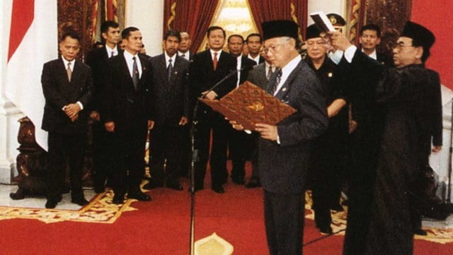 B.J. Habibie Menggantikan Soeharto Sebagai Presiden RI Ketiga