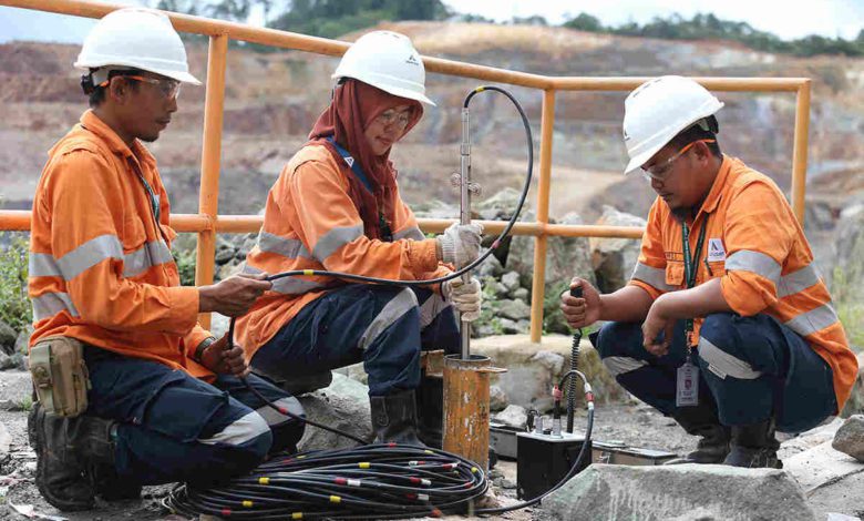 Salah satu komponen biaya produksi adalah tenaga kerja