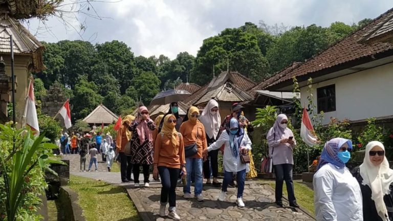 kehidupan masyarakat pedesaan dengan budaya tradisional