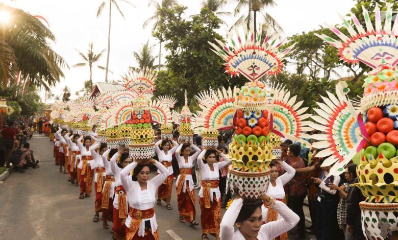 Perubahan sosial budaya dapat terjadi bila sebuah kebudayaan melakukan kontak dengan kebudayaan asing