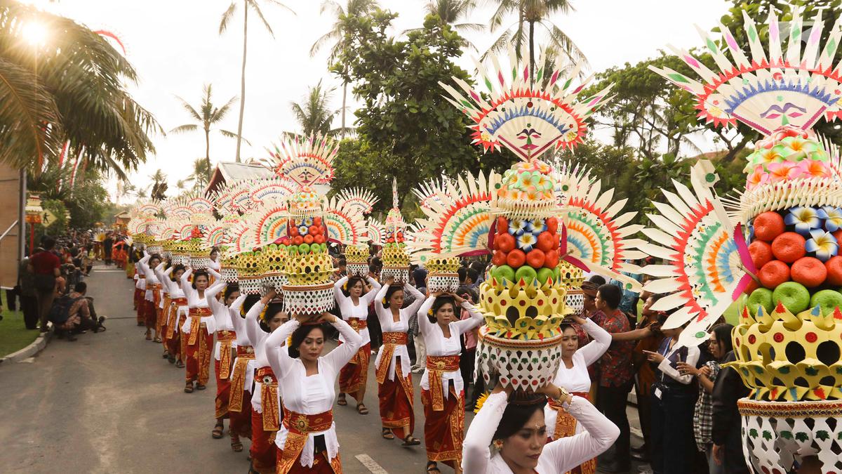 Perubahan sosial budaya dapat terjadi bila sebuah kebudayaan melakukan kontak dengan kebudayaan asing