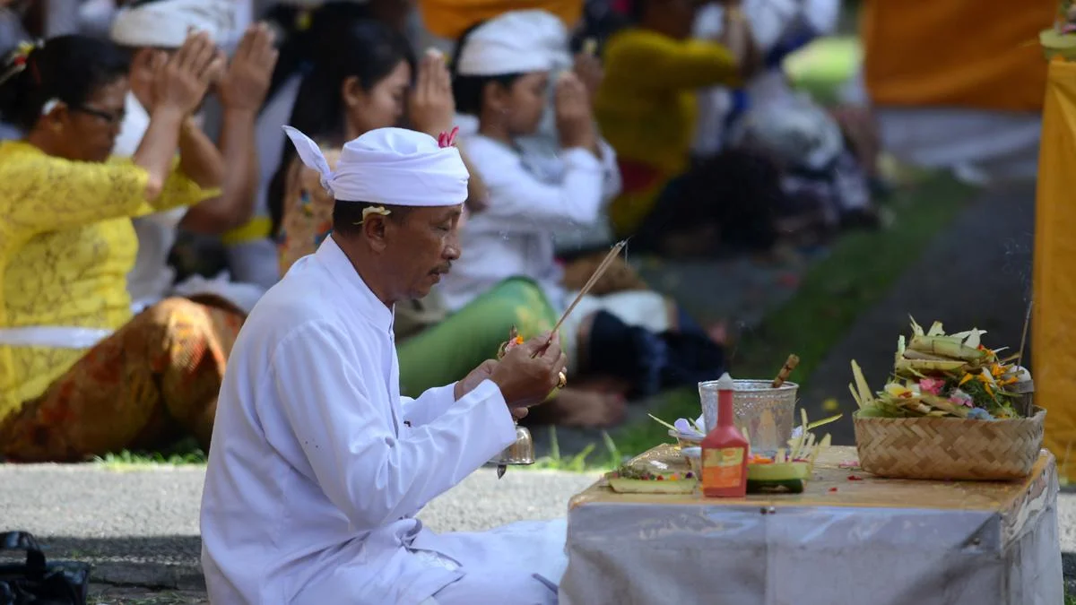 Melacak sejarah melalui upacara