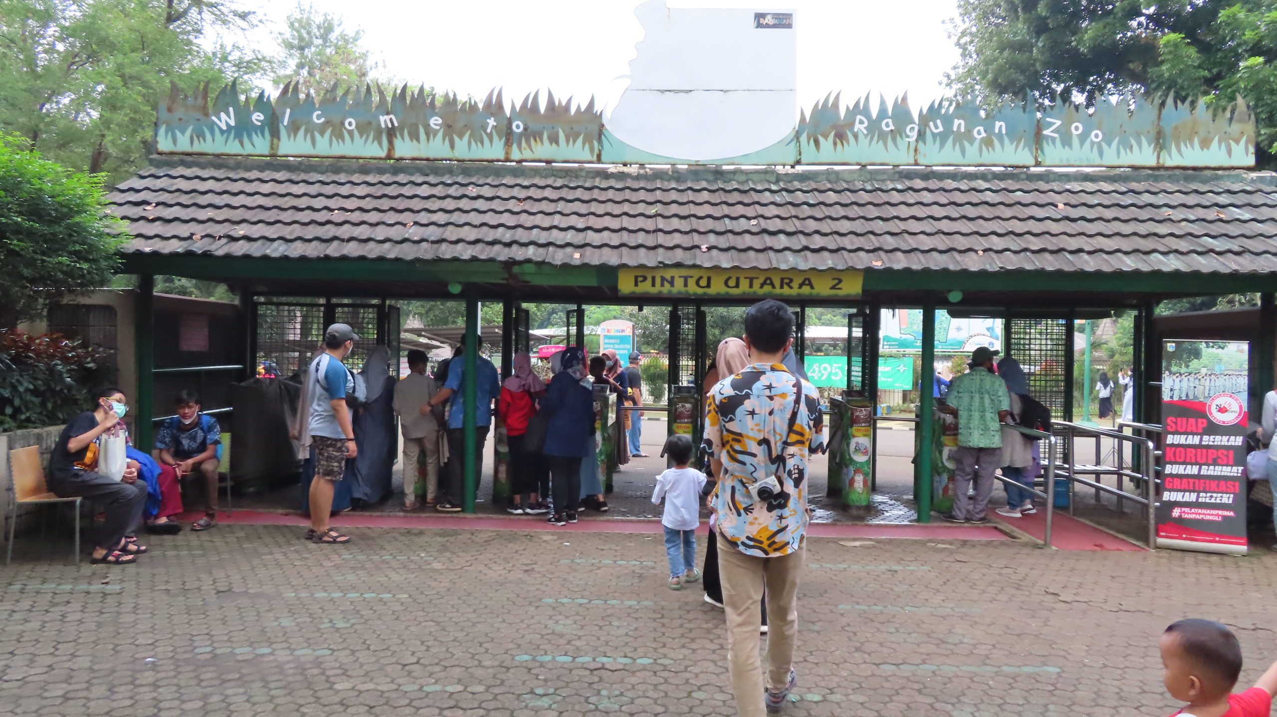 Kebun binatang ragunan ramai pengunjung saat libur sekolah