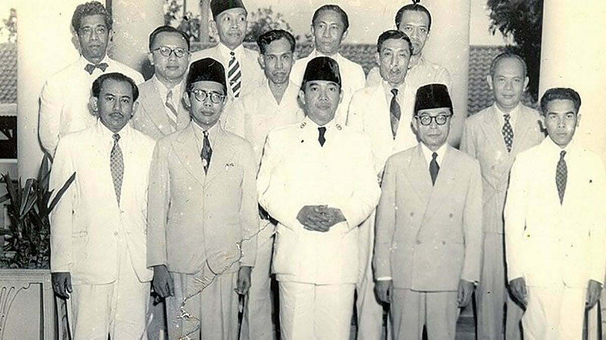 Kehidupan Masyarakat Indonesia pada Masa Demokrasi Parlementer.