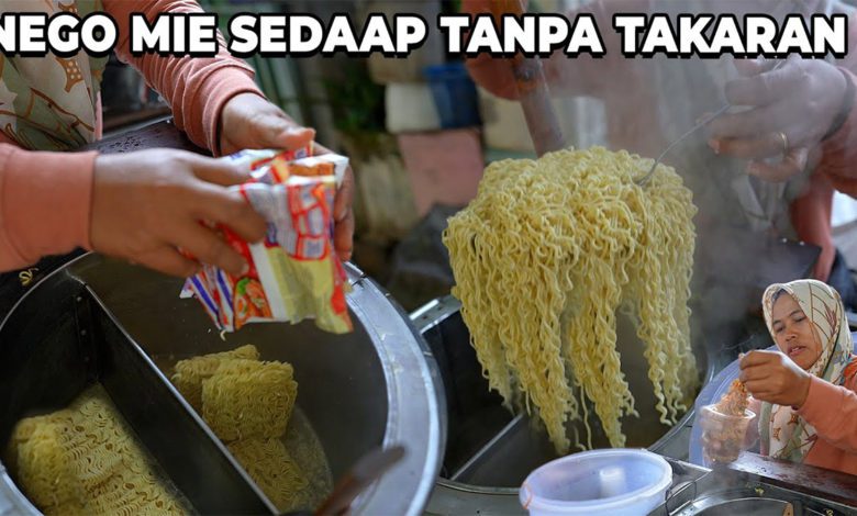 Bang Evan hobby makan borong mie jajanan anak sekolah (foto/istimewa)