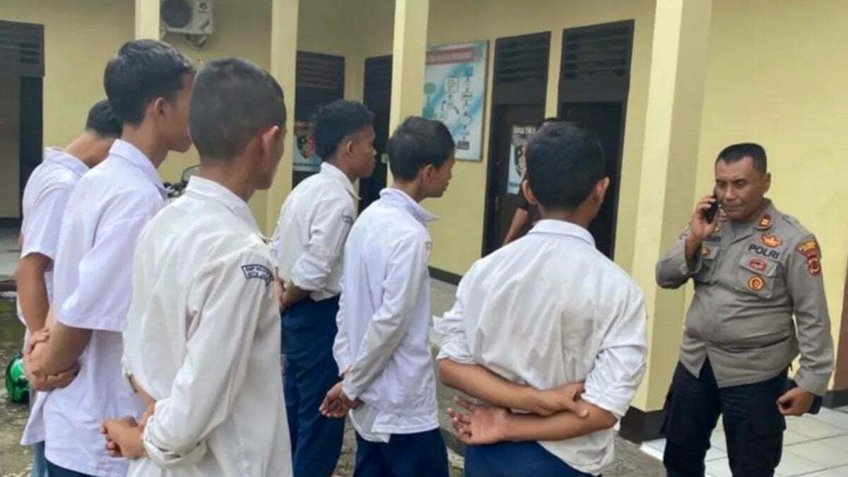 BAGAIMANA UPAYA PEMERINTAH DAN SEKOLAH MENGATASI TAWURAN PELAJAR?