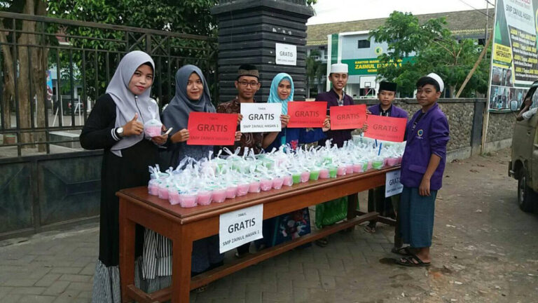 Berbagi Takjil Di Bulan Ramadhan