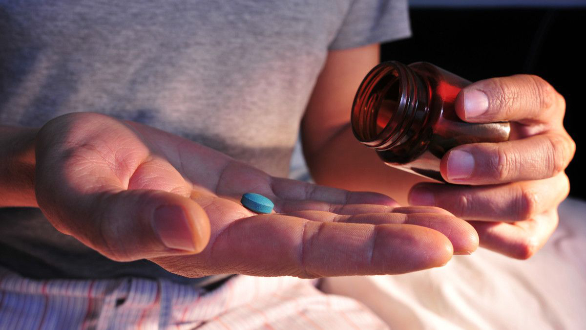 Gambar ilustrasi minum obat saat berpuasa