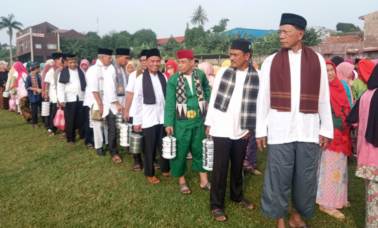 Gambar. Tradisi Rantangan Lebaran orang Depok di Kelurahan Kukusan (ft/istimewa)