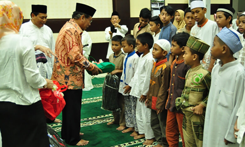 Apakah wajib menyantuni anak yatim? (ft/istimewa)