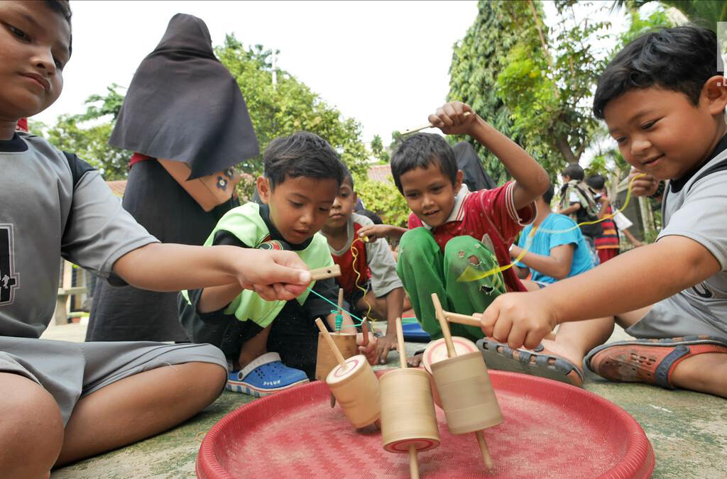 Proses Sosialisasi menurut Jean Piaget: Pembentukan Kognitif dan Sosial pada Anak. (ft/istimewa)