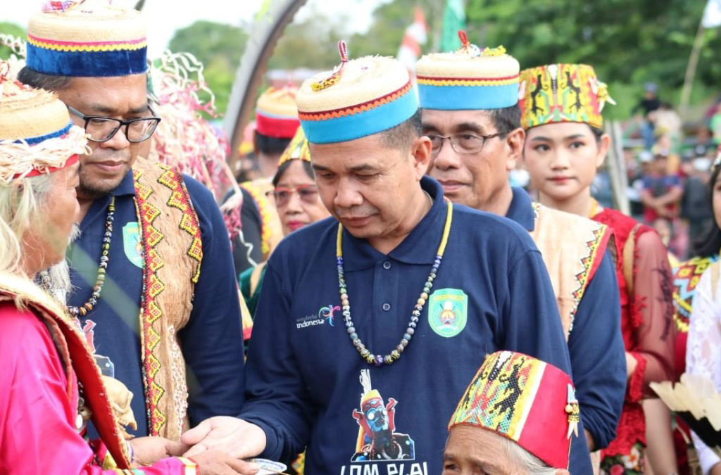 Pengaruh Letak Geografis Terhadap Keragaman Budaya Indonesia Merangkai