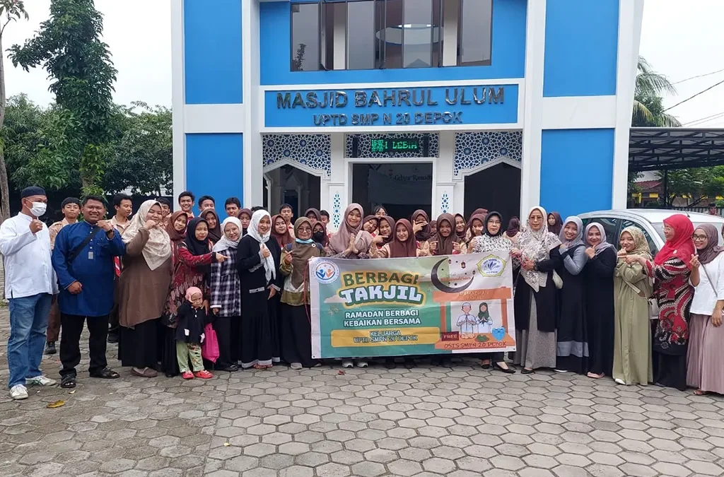 Pelajar SMPN 20 Depok Berbagi Takjil Dengan Warga (ft/istimewa)