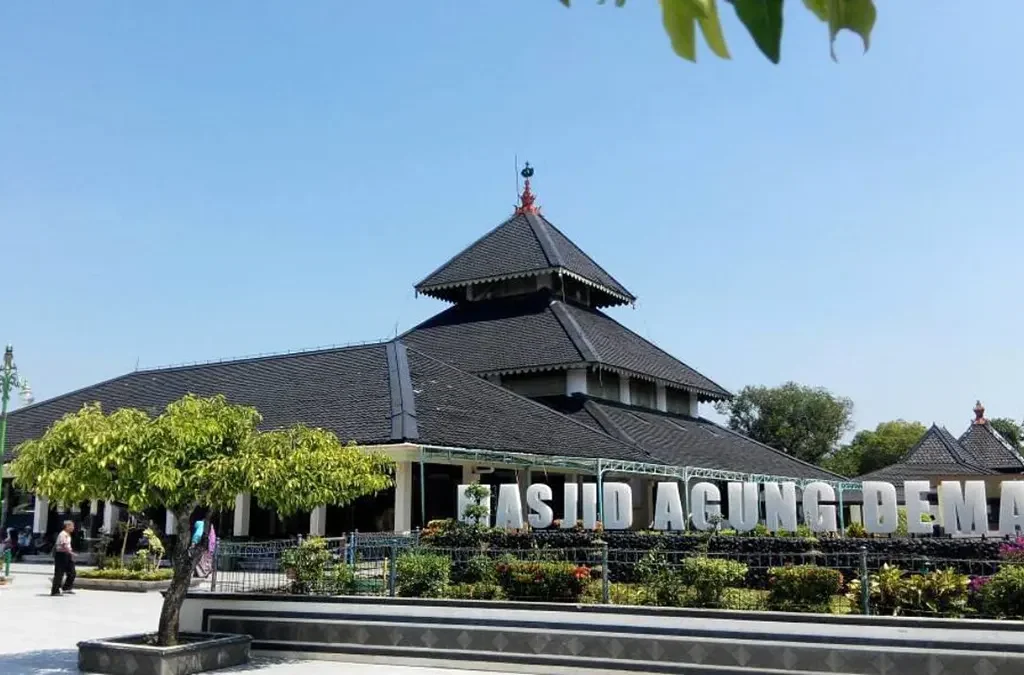 Ciri Khas Arsitektur Masjid Agung Demak: Perpaduan Budaya Islam dan Tradisi Jawa (ft/istimewa)