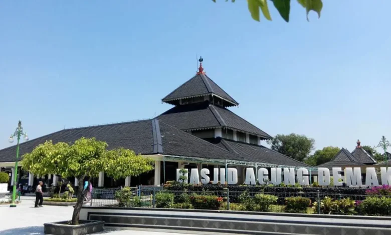 Ciri Khas Arsitektur Masjid Agung Demak: Perpaduan Budaya Islam dan Tradisi Jawa (ft/istimewa)