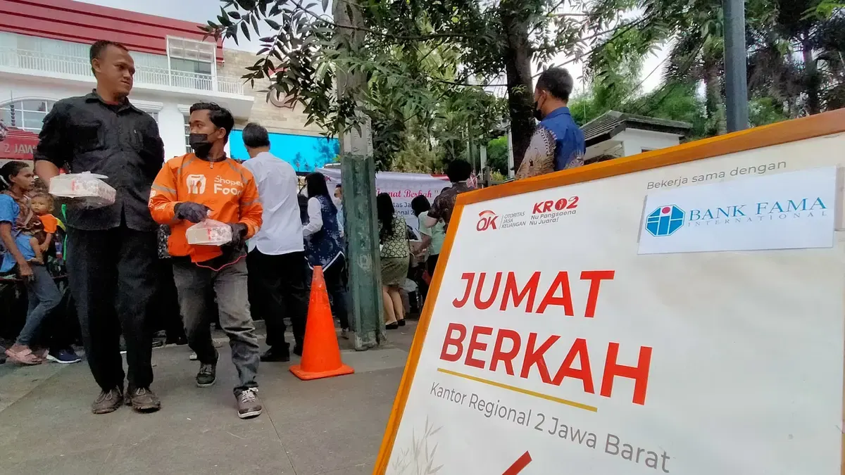 Jumat Berkah: Berbagi Makanan dengan Jamaah Sholat Jumat untuk Meraih Pahala (ft/istimewa)