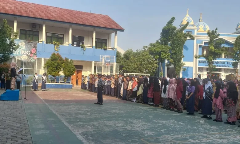 Upacara peringatan Sumpah Pemuda di SMPN 20 Kota Depok (ft/istimewa)