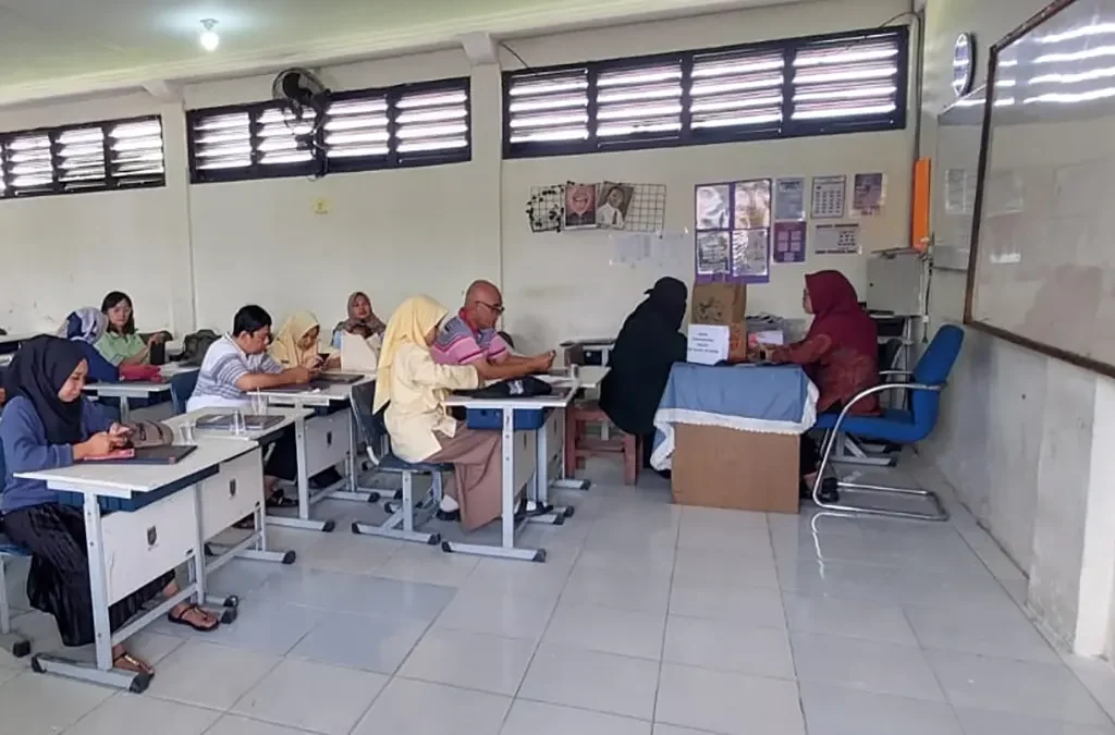 Penyerahan Laporan Hasil Belajar Semester 1 Tahun Pelajaran 2024/2025 di SMPN 20 Depok (ft/istimewa)