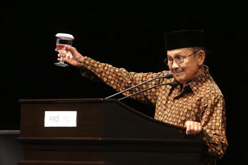 Peran B.J. Habibie dalam Reformasi 1998 dan Awal Demokrasi Indonesia