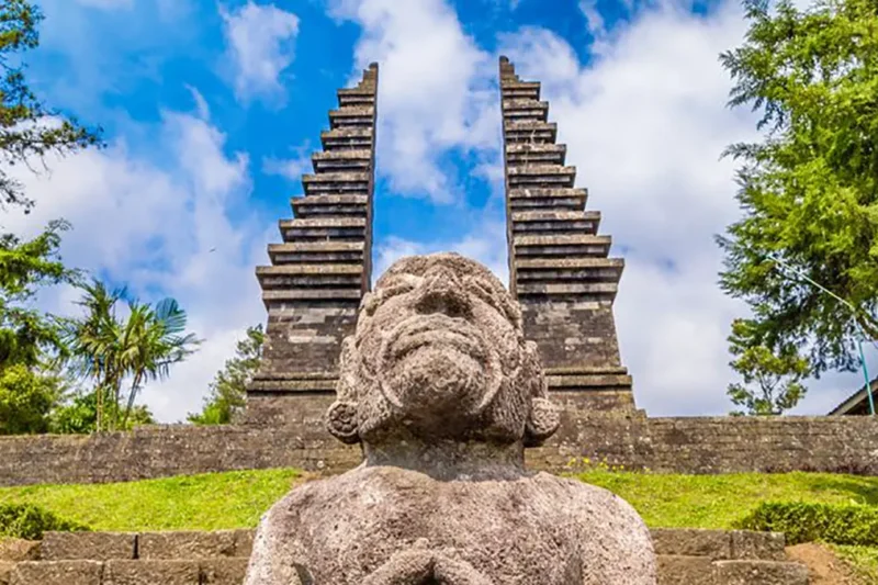 Candi Sukuh dan Cetho: Warisan Unik Kerajaan Hindu di Lereng Gunung Lawu