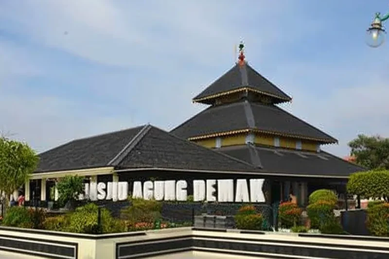 Masjid Agung Demak: Peninggalan Kerajaan Islam Pertama di Pulau Jawa