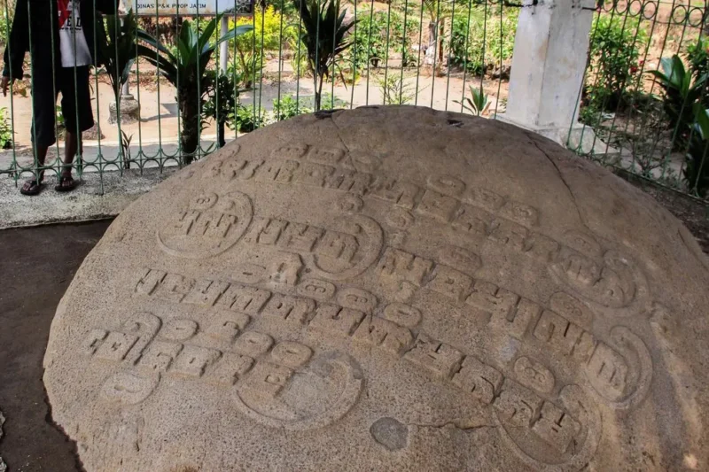 Peninggalan Kerajaan Kediri: Candi, Prasasti, dan Karya Sastra