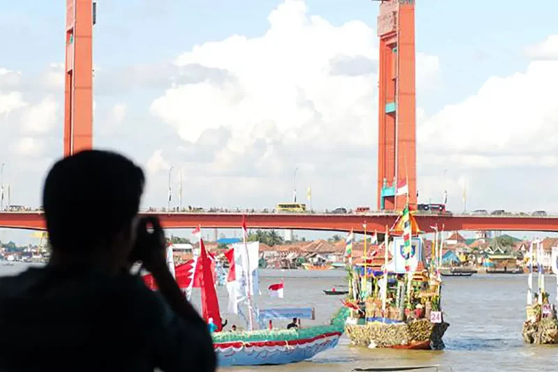 Wisata Sungai Musi: Jelajah Jembatan Ampera hingga Pulau Kemaro