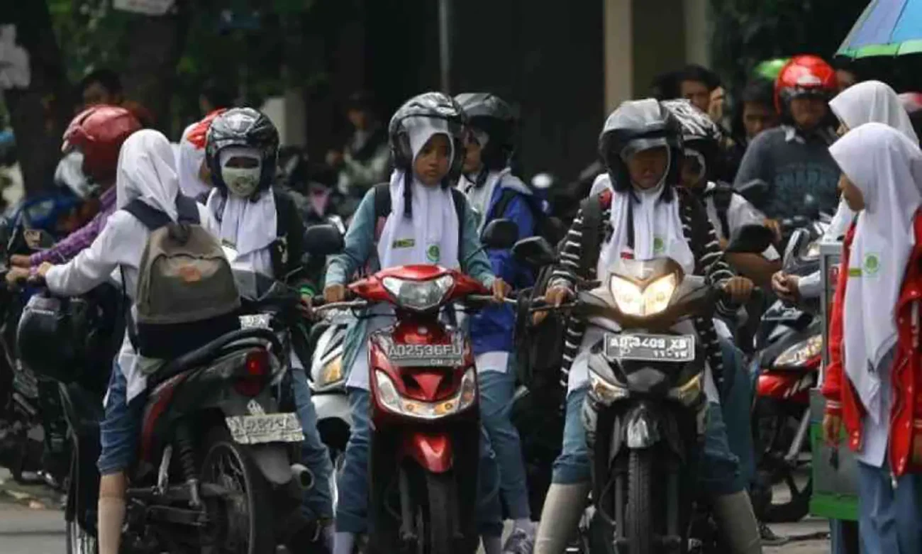 Siswa Bawa Motor ke Sekolah? Ini Aturan dan Pertimbangannya (ft.istimewa)