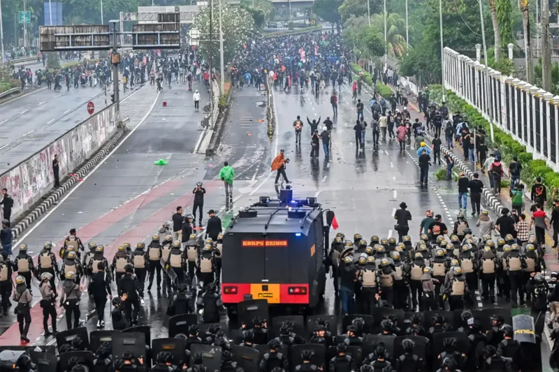 Kronologi Demonstrasi Jakarta Berlanjut ke Huru-Hara dan Penjarahan Rumah Anggota DPR hingga Menteri Keuangan